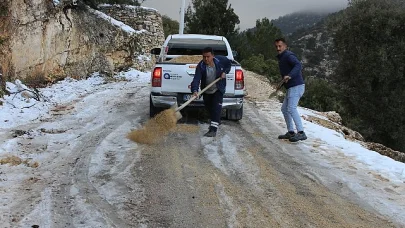 Antalya Büyükşehir ekiplerinden buz tutan yollarda tuzlama çalışması