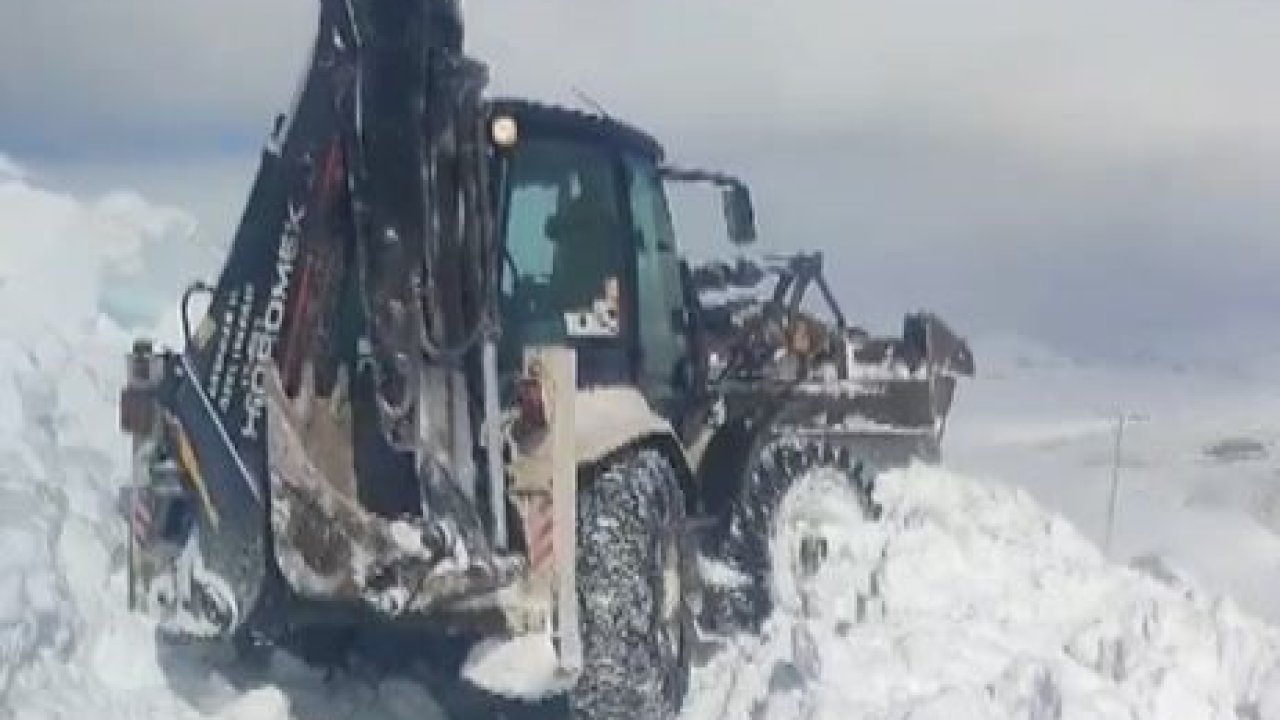 Ardahan’da köy yoluna çığ düştü