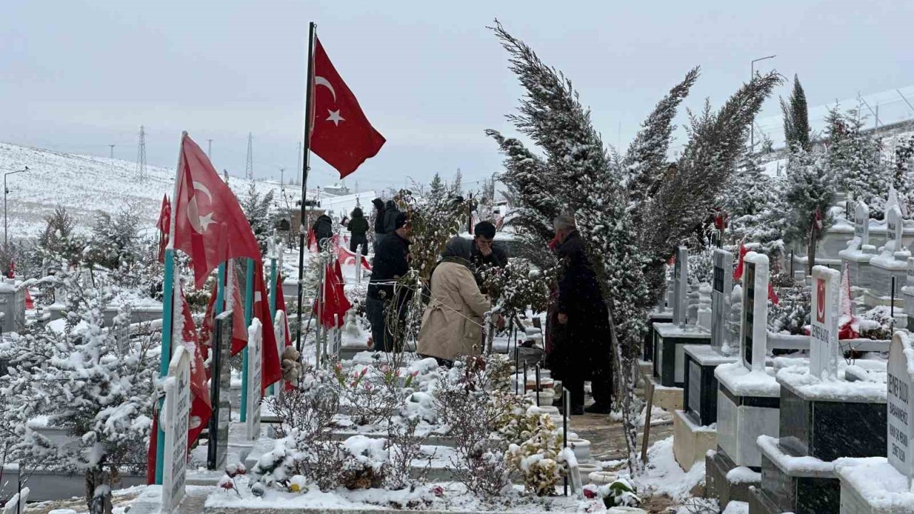 Asrın felaketinin 2’nci yıl dönümünde mezarlıkta hüzün hakim