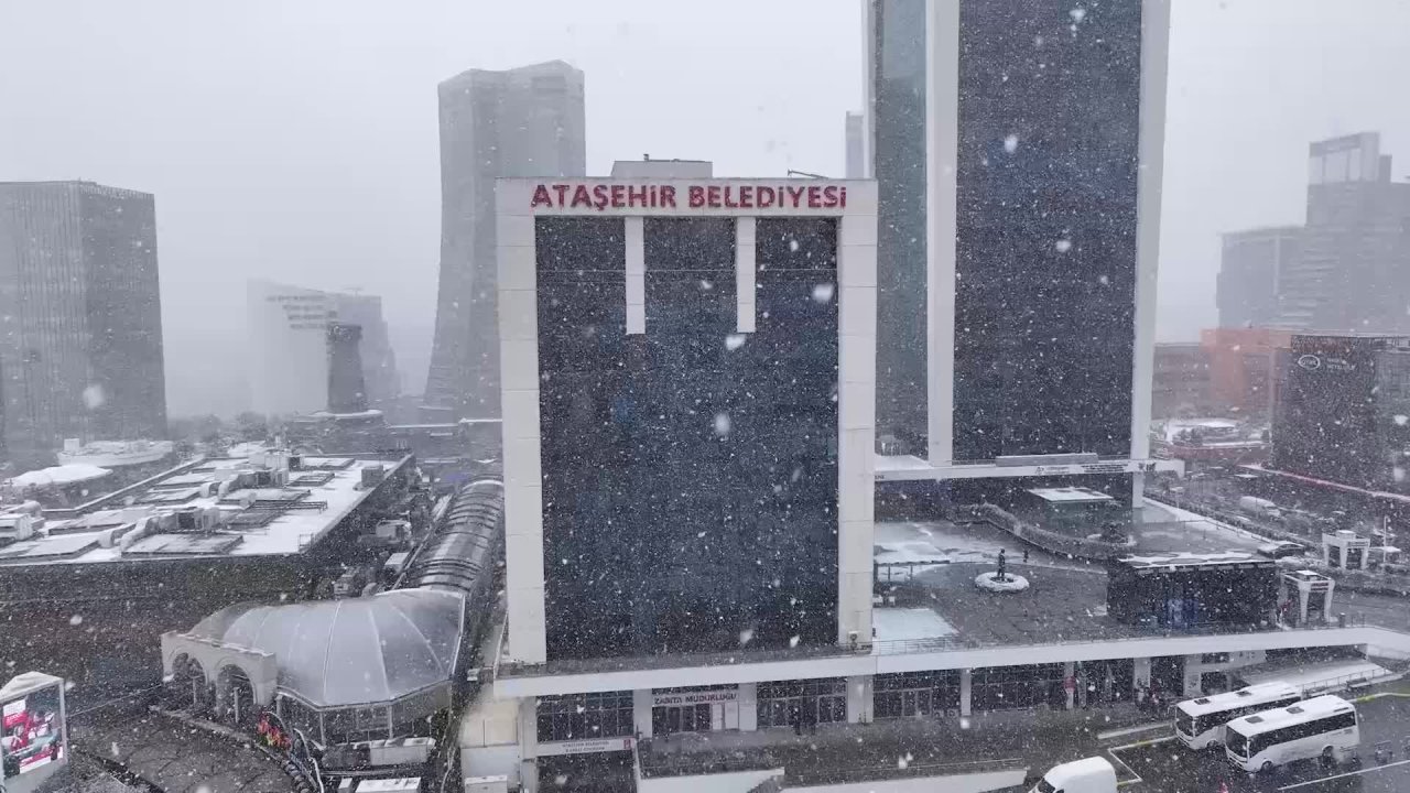 Ataşehir Belediyesi’ne bağlı Kar Timi düğünlerine yetişmeye çalışan çift için seferber oldu