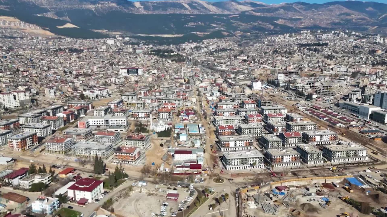 Bakan Kurum: "Bir depremzede kardeşimiz evine bir saat daha erken girebilsin diye tüm çabamız"