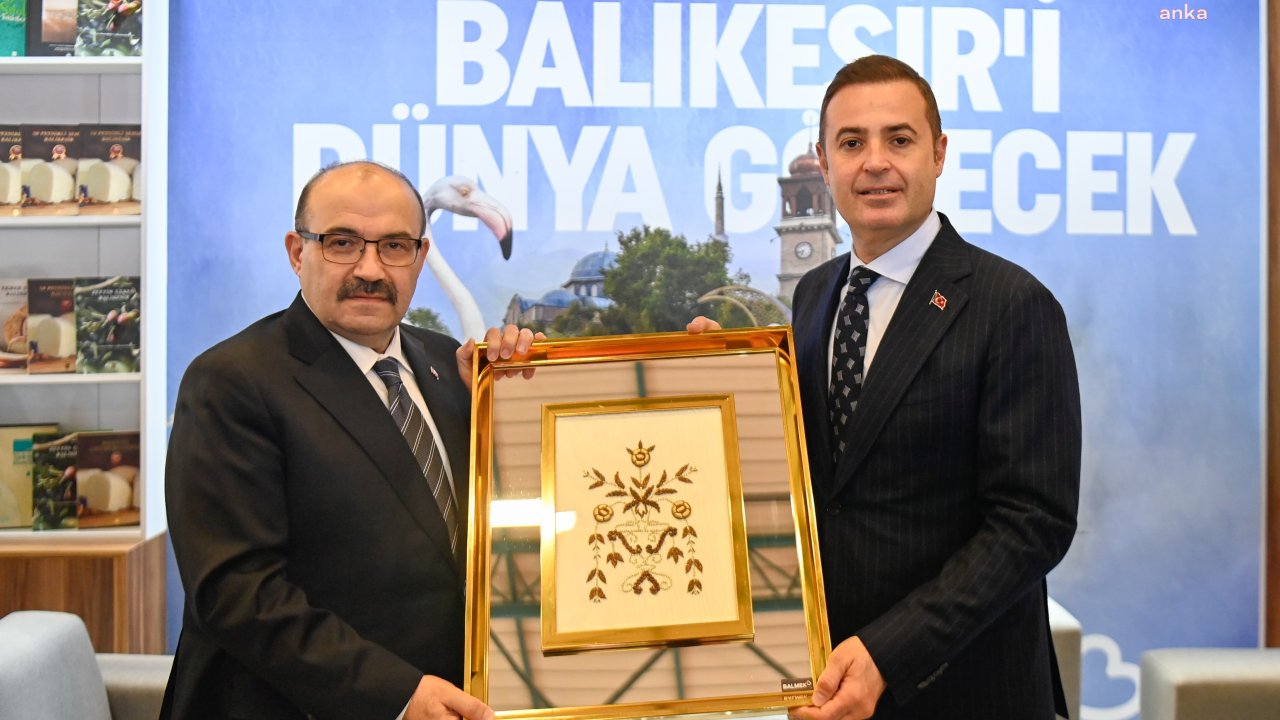 Balıkesir Valisi Ustaoğlu, EMITT Fuarı'nda Balıkesir standını ziyaret etti