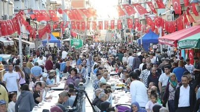 Bayraklı'da iftar sofraları ve Ramazan şenlikleri