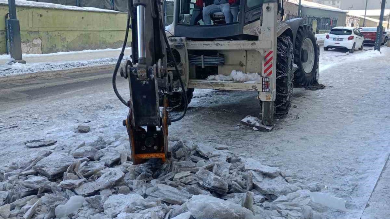 Belediye ekiplerinden buzla mücadele