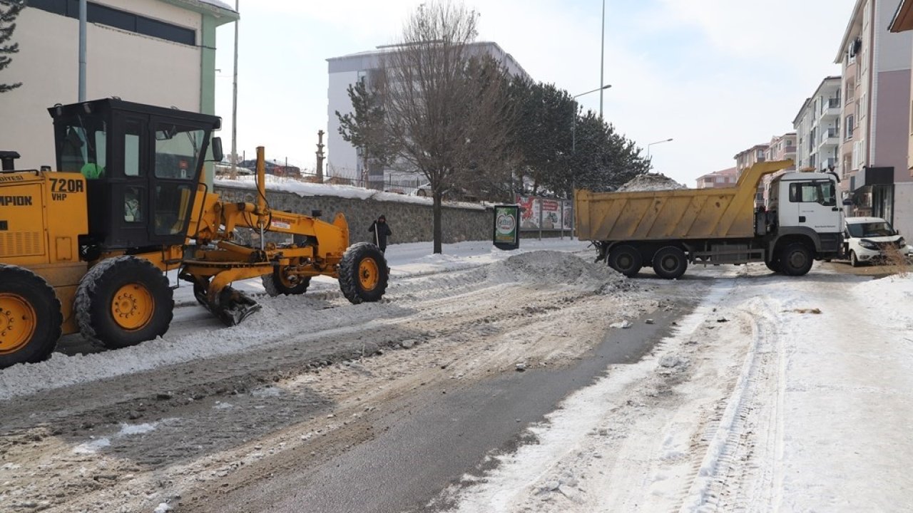 Belediye ekiplerinin kar temizlik mesaisi sürüyor