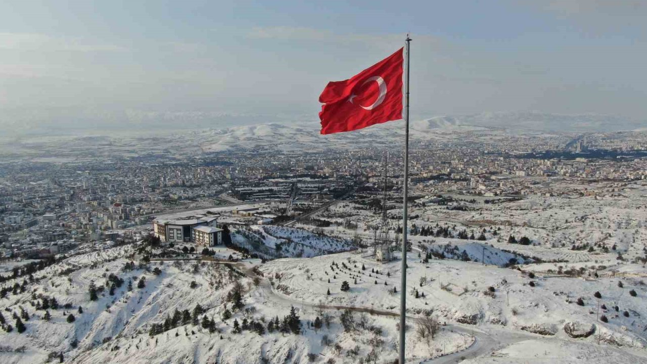 Beyaz gelinliğini giyen Elazığ’da dondurucu soğuklar başladı