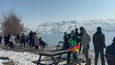 Beyaz örtüyle kaplanan Hazar Gölüne ziyaretçi akını