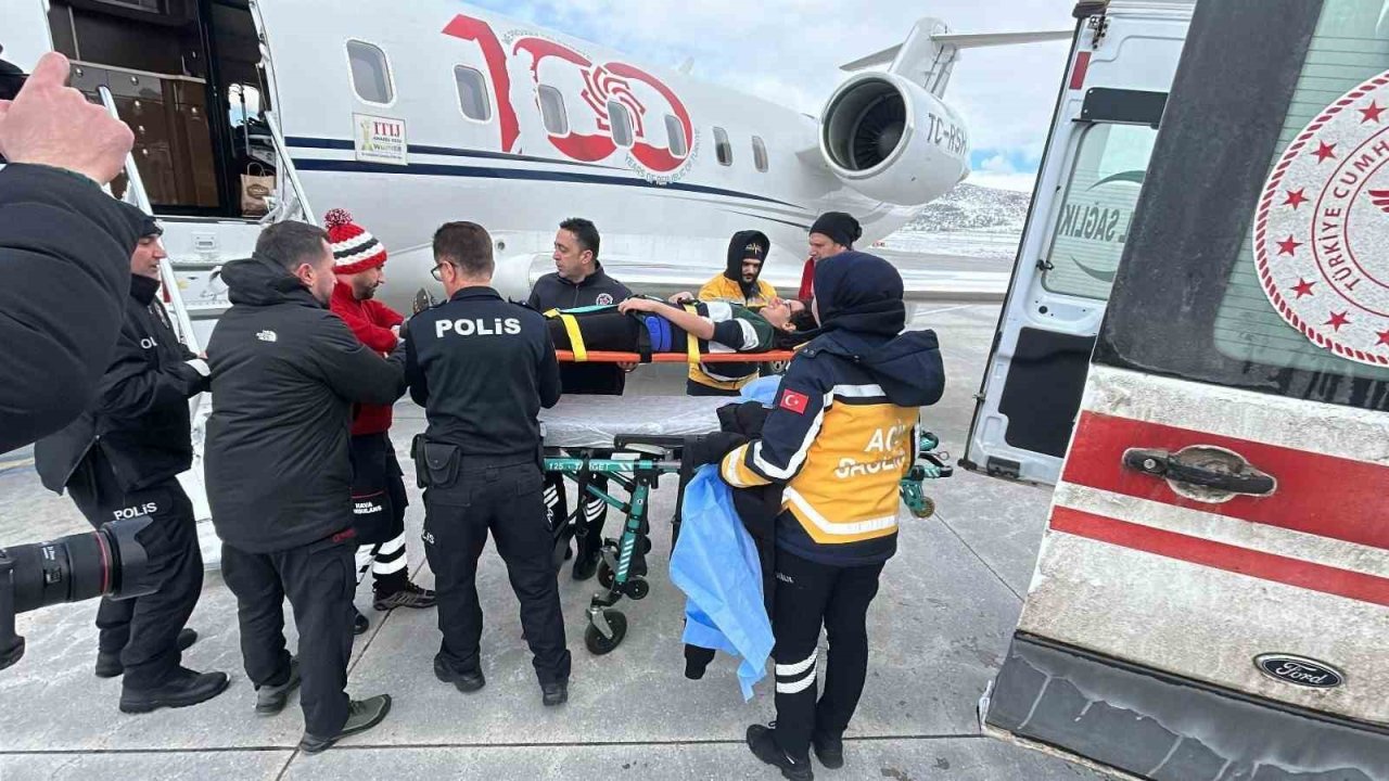 Bingöl’de kalçası kırılan çocuk ambulans uçakla hastaneye sevk edildi