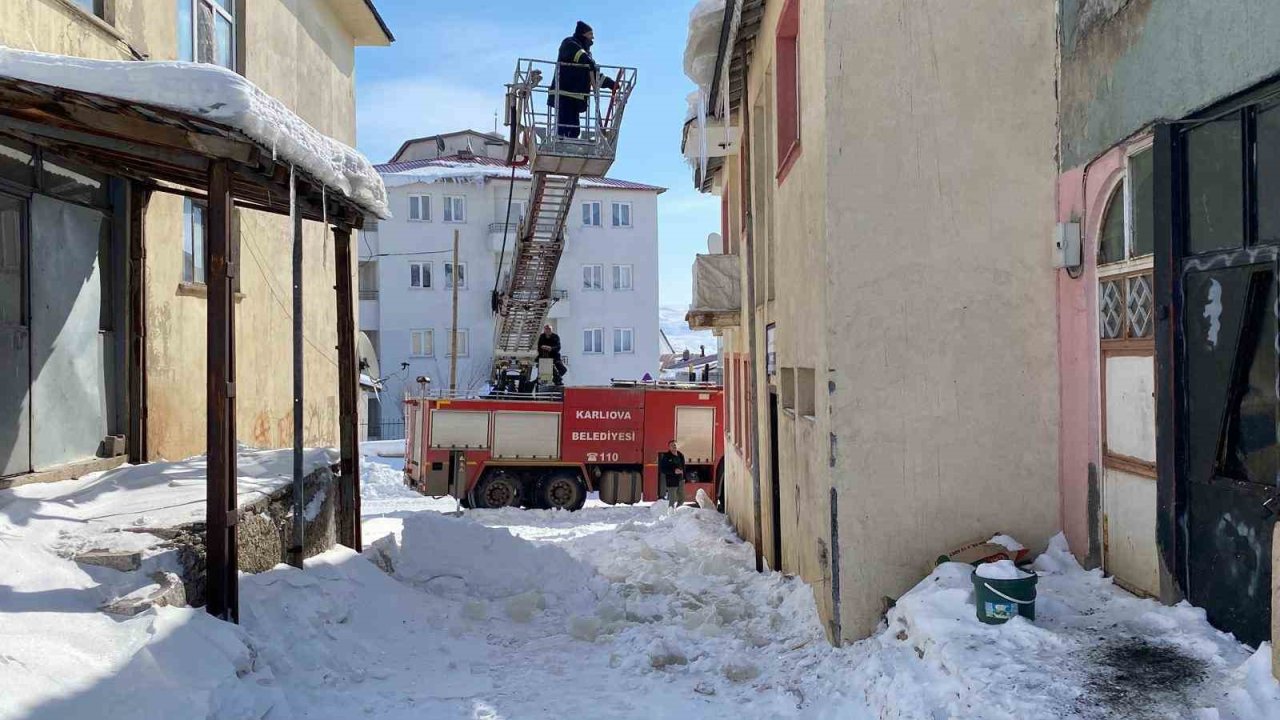 Bingöl’de tehlike oluşturan buz sarkıtları itfaiye ekipleri tarafından temizlendi