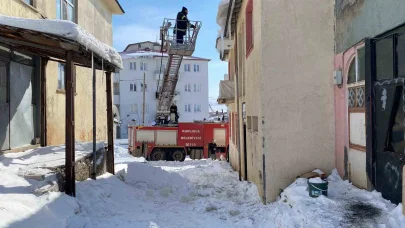 Bingöl’de tehlike oluşturan buz sarkıtları itfaiye ekipleri tarafından temizlendi