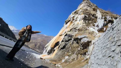 Bitlis’in simgelerinden ’Deliklitaş’ buzla kaplandı