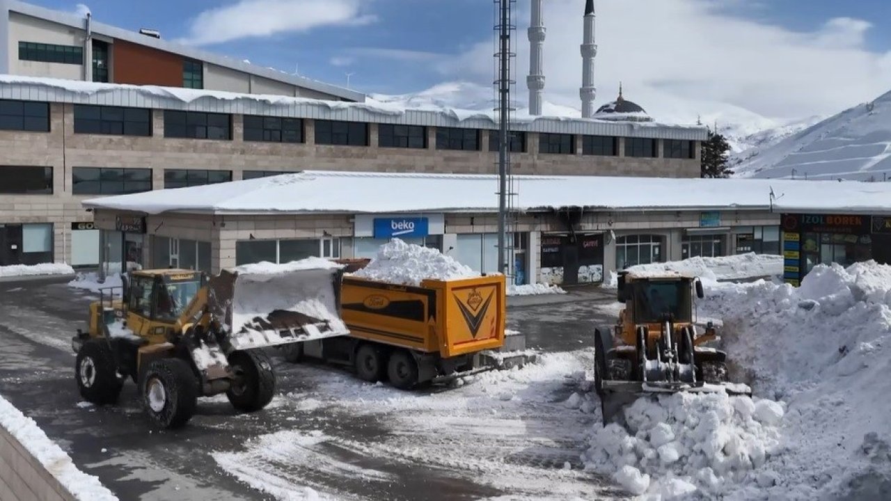 Bitlis’te kar yığınları kamyonlarla taşınıyor