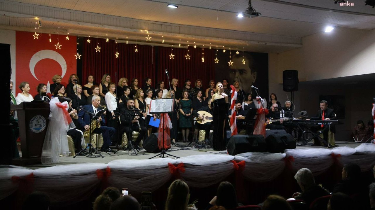 Burhaniye Belediyesi Kadın Korosu, ilk konserini verdi