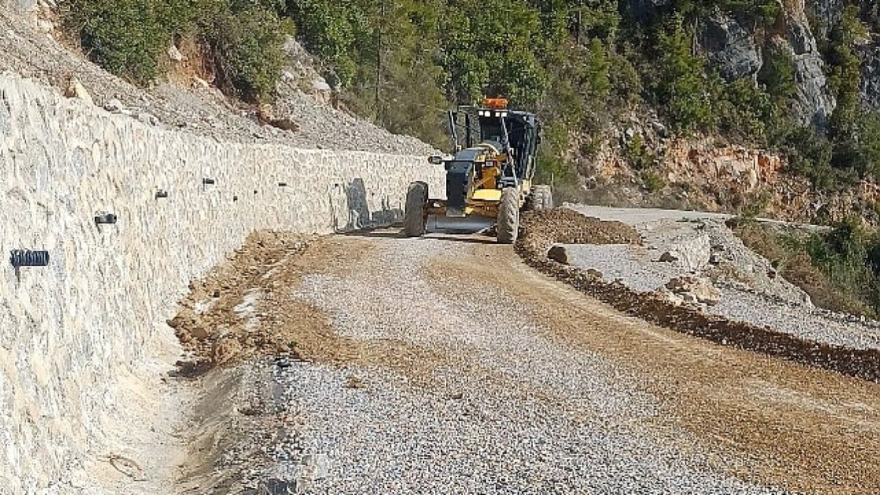  Büyükşehir ekiplerinden Alanya yollarında çalışma