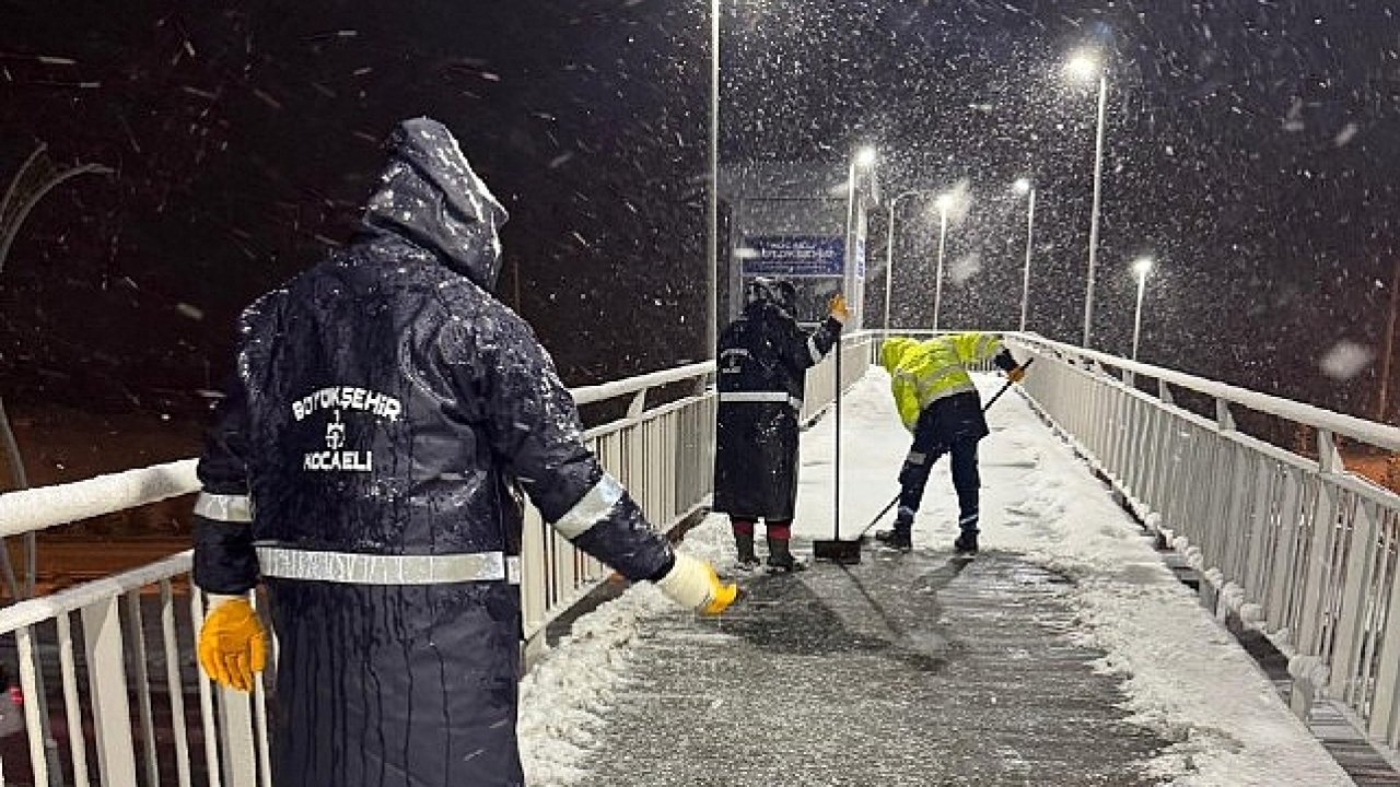 Büyükşehir'den karla mücadeleye tam gaz devam  Yaya üstgeçitleri kardan temizleniyor