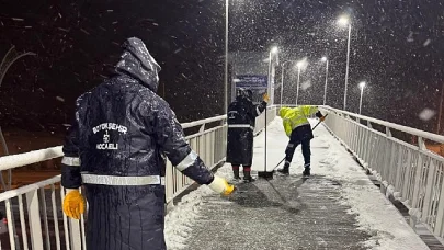 Büyükşehir'den karla mücadeleye tam gaz devam  Yaya üstgeçitleri kardan temizleniyor