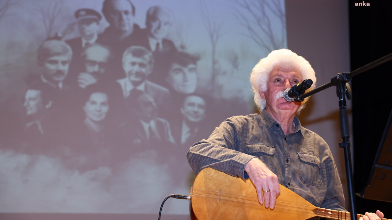 Çankaya'da sahne alan Sadık Gürbüz, türkülerini devrim şehitleri için söyledi