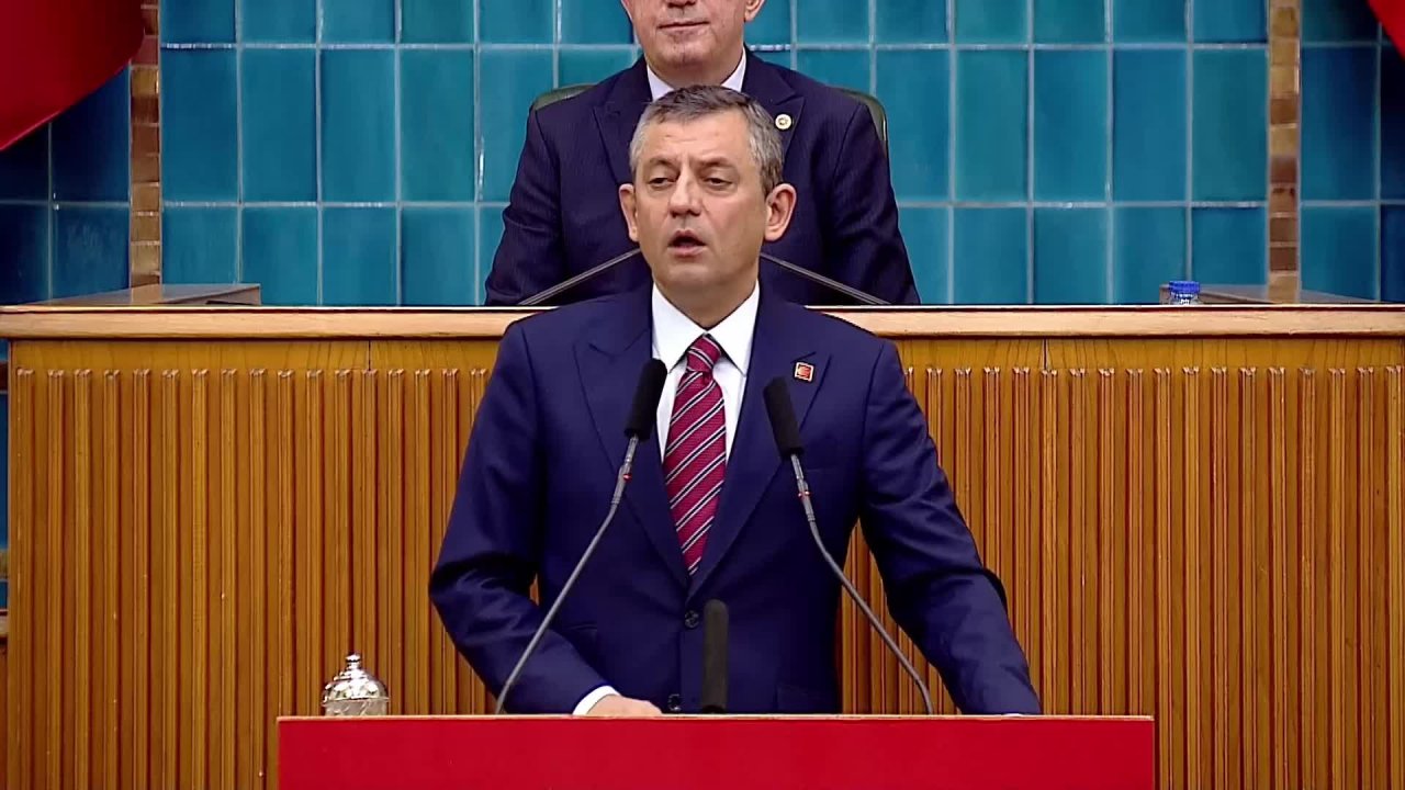 CHP grup toplantısı... Özgür Özel: “Türkiye’nin bir sonraki cumhurbaşkanını, darbe yoluyla ekarte etmeye çalışanlara karşı dimdik ayaktayız”