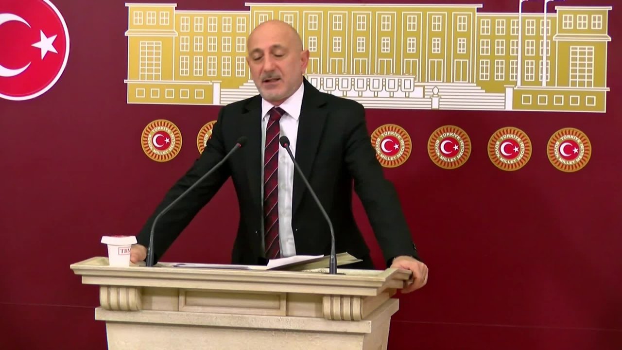 CHP'li Öztunç: "Depremzededen bitmeyen konutların aidatını alıyorlar"