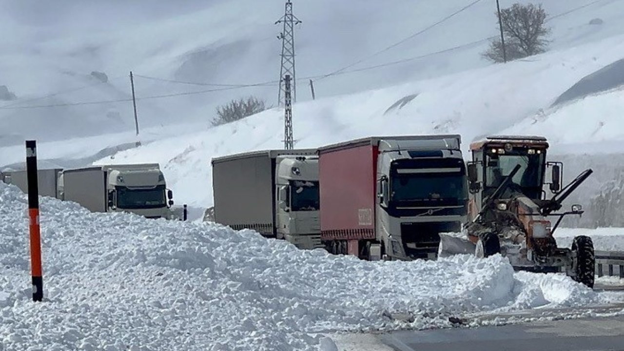 Çığ düşen Yüksekova-Esendere kara yolu yeniden ulaşıma açıldı