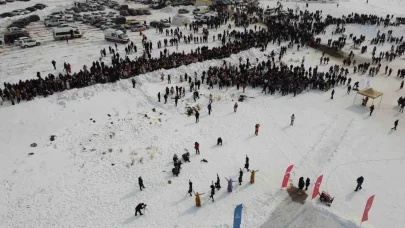 Çıldır Gölü Buz Şenliği’ne yoğun ilgi