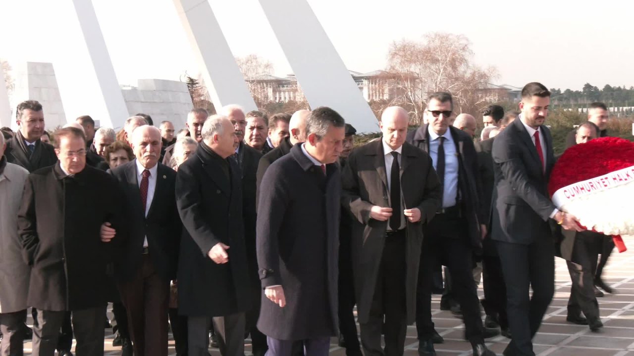 Deniz Baykal, vefatının ikinci yılında mezarı başında anıldı... Özgür Özel: “Seneye, ‘Sayın Genel Başkanım partiniz bu sefer de iktidardadır’ demek için burada olacağız”