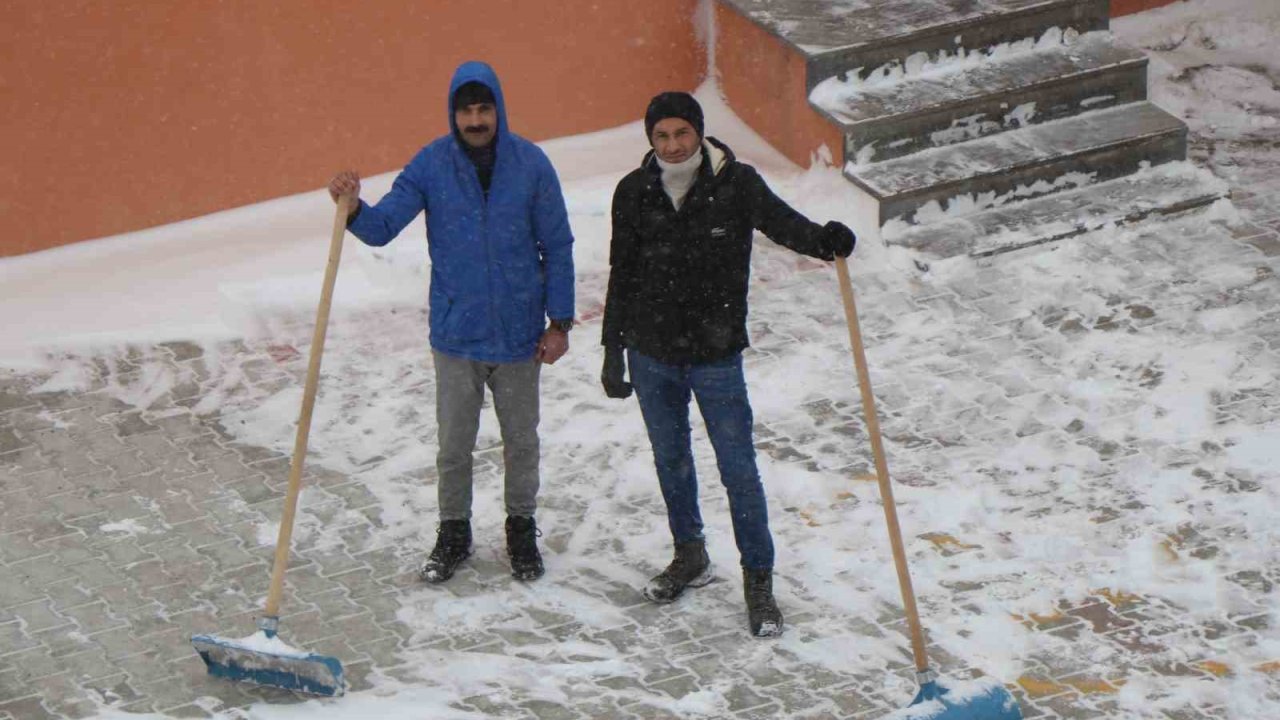 Diyadin’de kar yağışı etkili oldu