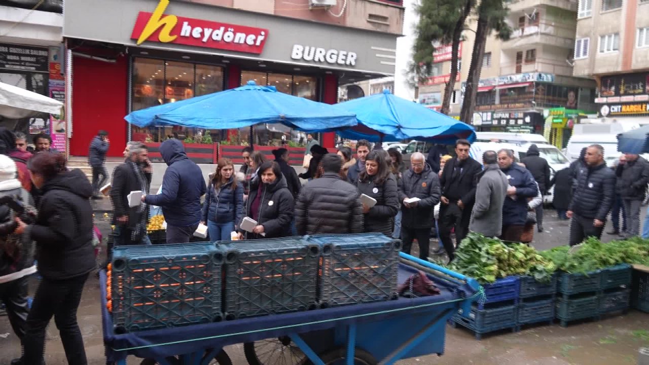 Diyarbakır’da Anadil Günü etkinliği... Semt pazarında esnafa Kürtçe fiyat etiketleri dağıtıldı