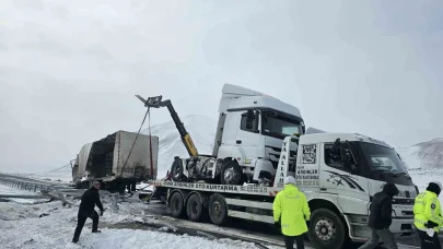 Doğubayazıt-Iğdır kara yolunda cam yüklü tır kaza yaptı