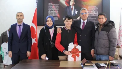 Doğubayazıt’ta başarılı öğrenciye ödül verildi