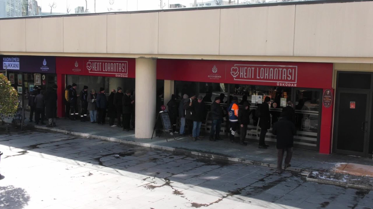 Dondurucu soğukta kuyruğa giren emekliler: Kent Lokantası olmasa açlıktan ölürüm... Milleti bu hale düşürenler utansın!