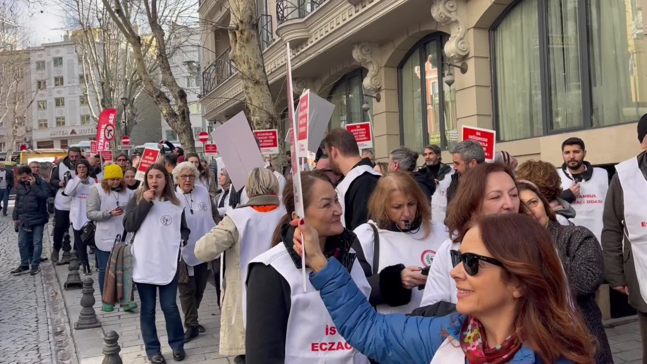 Eczacılardan İl Sağlık Müdürlüğü önünde düdüklü ve alkışlı protesto: Eczacılar ilaç temin edemiyor, hastalar tedavilerine ulaşamaz halde 