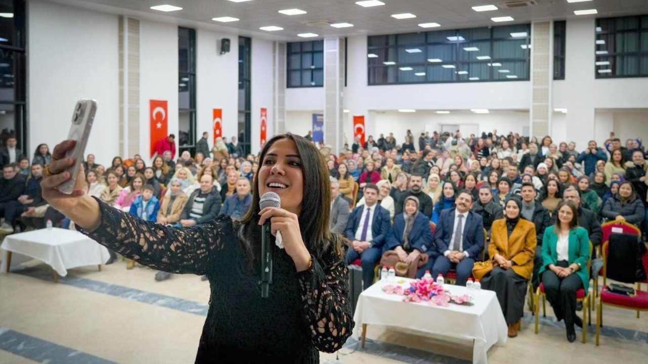 Eğitimci-Yazar Dilek Cesur Hakkarililerle buluştu