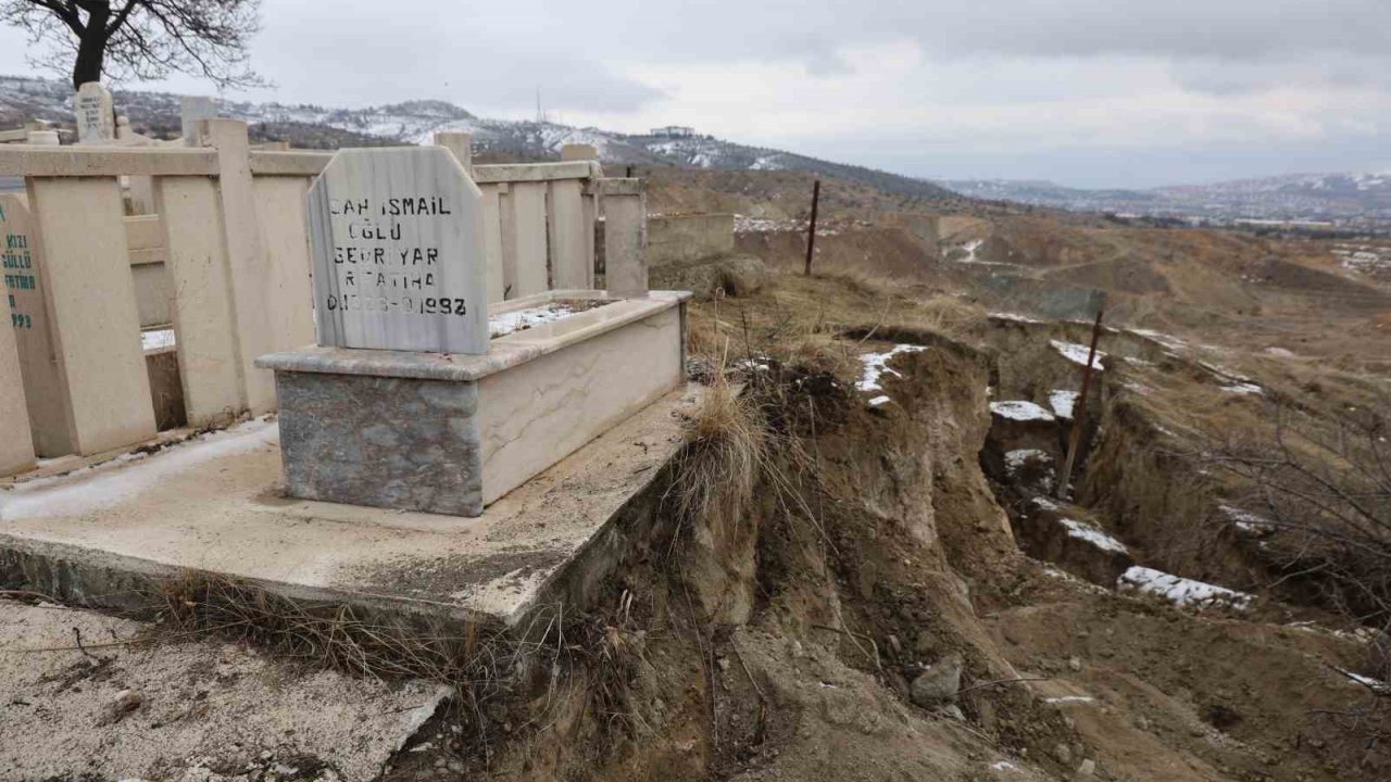 Elazığ’da 35 kabrin bulunduğu mezarlıkta heyelan