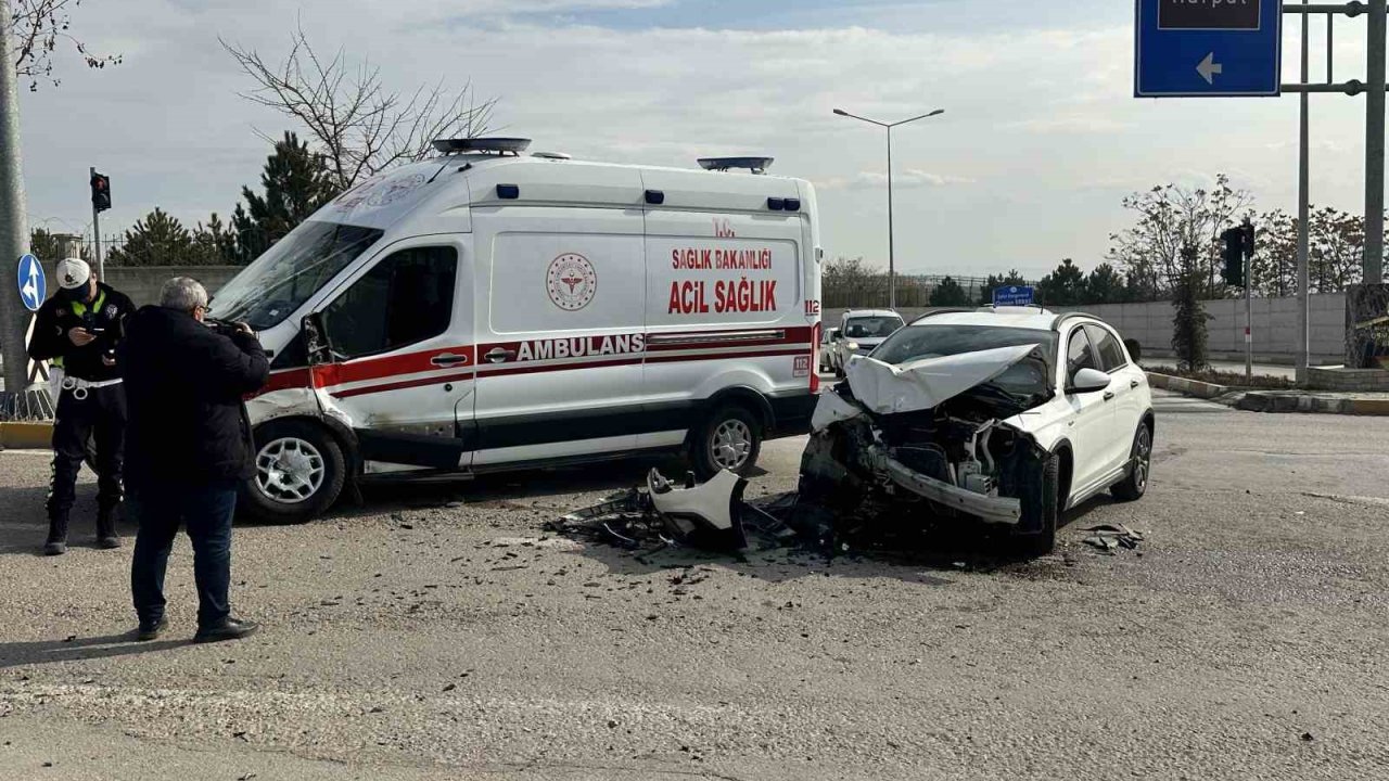 Elazığ’da ambulans ile otomobil çarpıştı: 2 yaralı