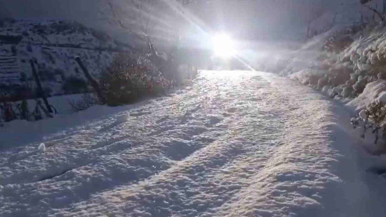 Elazığ’da aracı ile karda mahsur kalan vatandaş kurtarıldı