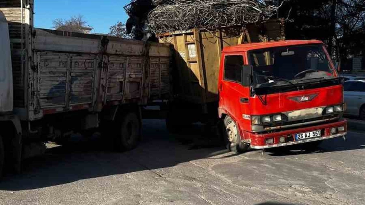 Elazığ’da demir yüklü kamyonun tehlikeli yolculuğu kameraya yansıdı