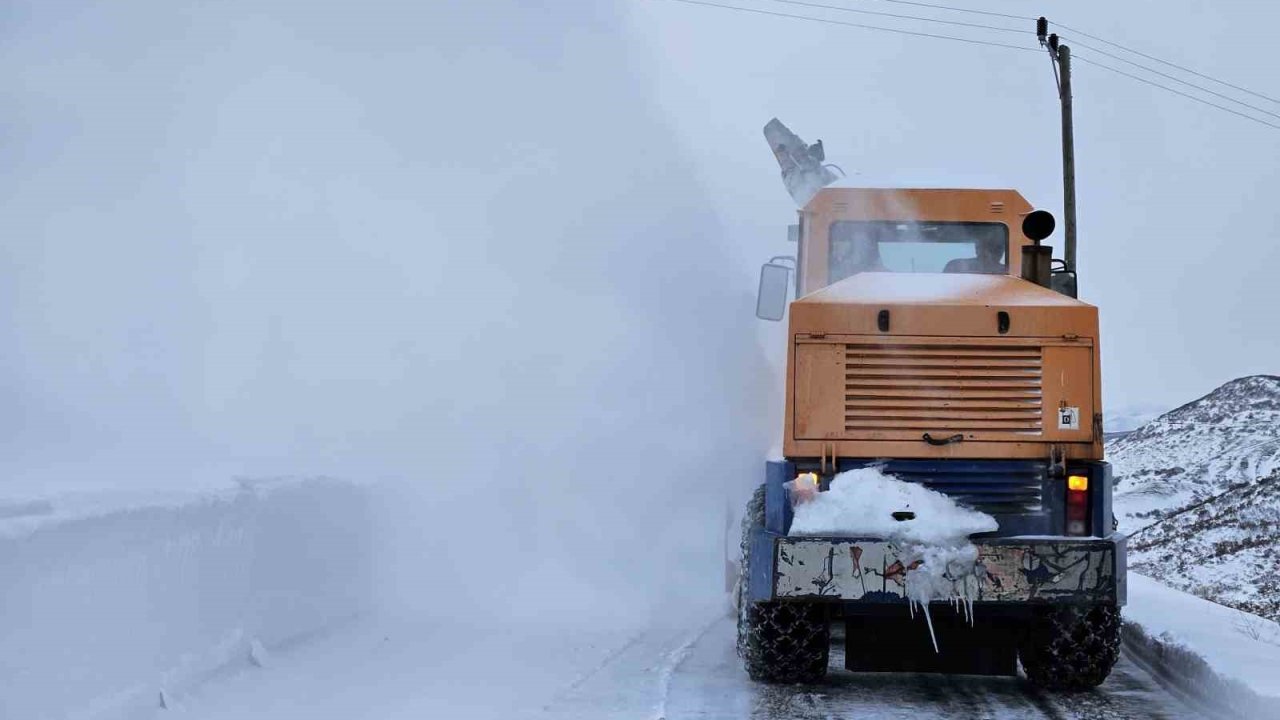 Elazığ’da kapalı  30 köy yolunun açılması için çalışmalar sürüyor