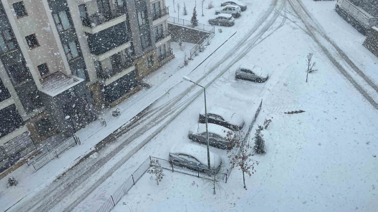 Elazığ’da kar yağışı etkisini sürdürüyor