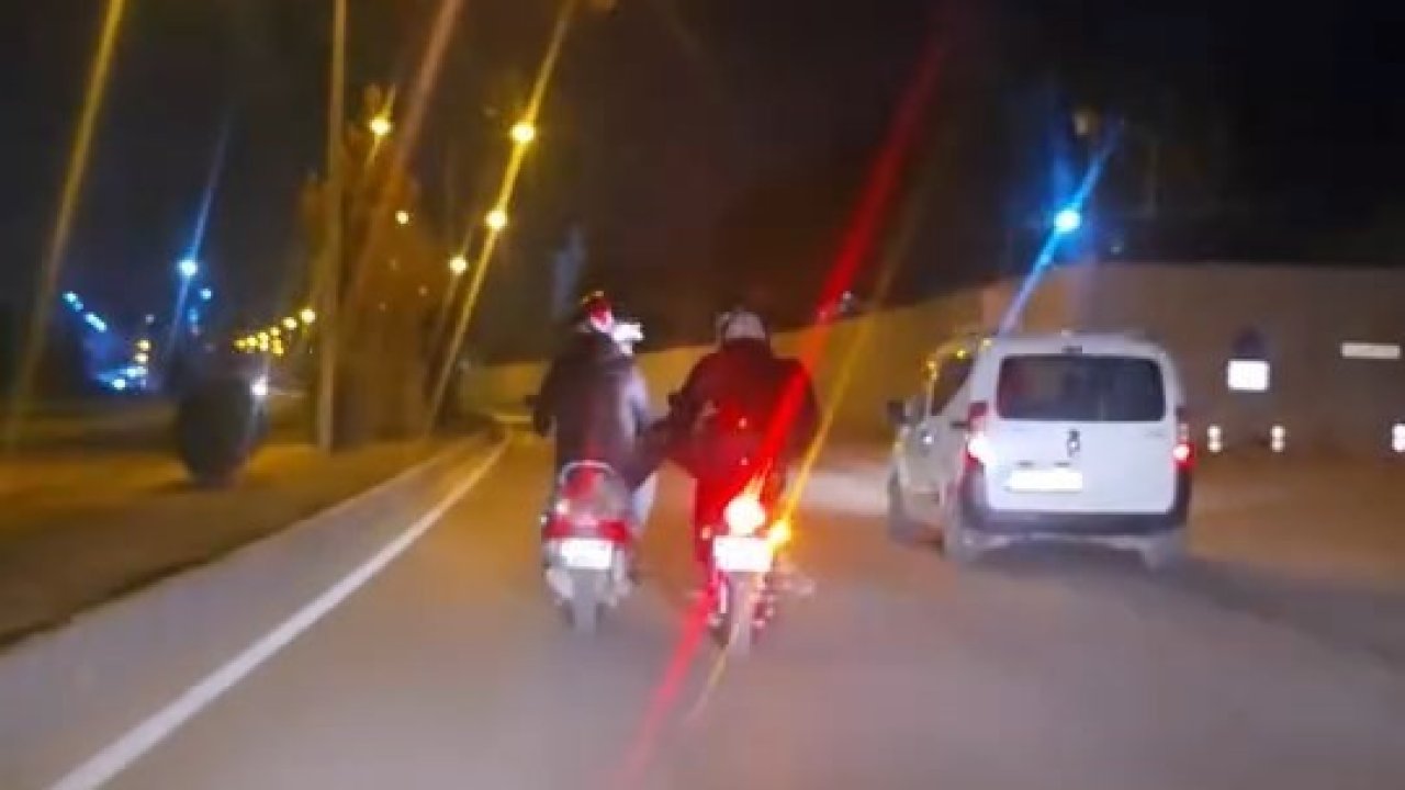 Elazığ’da motosikletlilerin tehlikeli yolculuğu kamerada