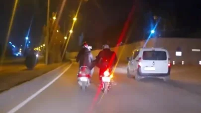 Elazığ’da motosikletlilerin tehlikeli yolculuğu kamerada