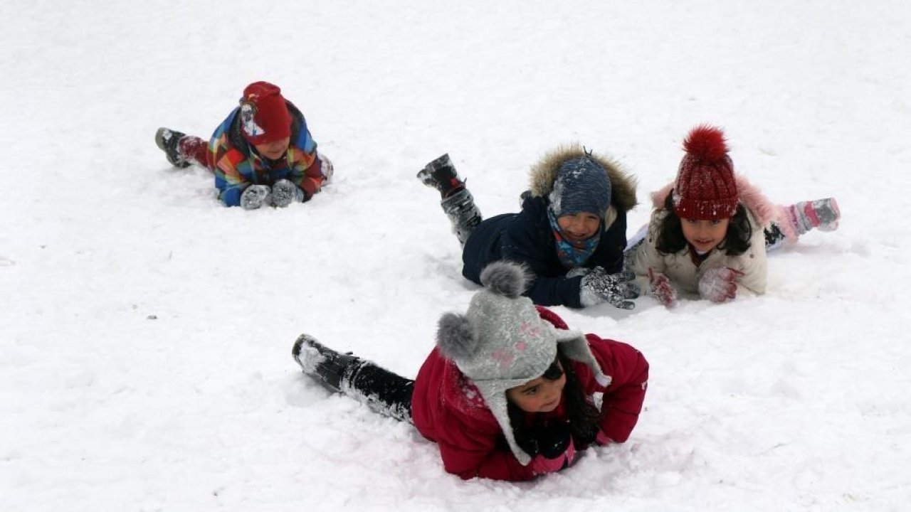 Erzincan güne kar yağışıyla uyandı, çocuklar karın tadını doyasıya çıkardı