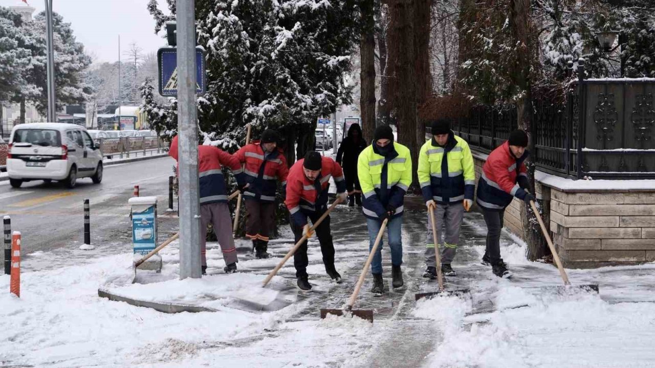 Erzincan’da belediye ekipleri kar küreme çalışması yaptı