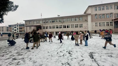 Erzincan’da kar yağışı görsel şölen oluşturdu: beyaza bürünen kentte çocuklar kartopu oynadı