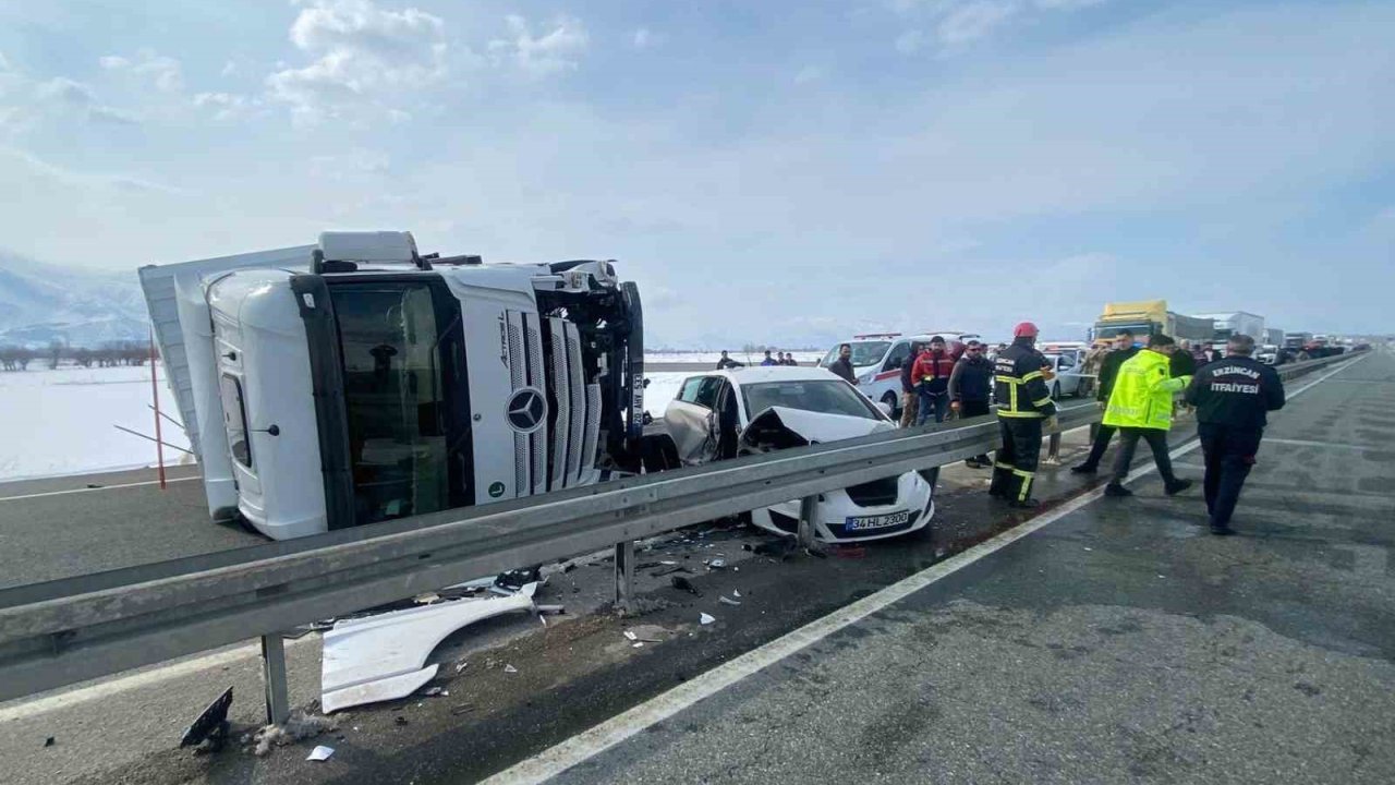 Erzincan’da tır ile otomobil çarpıştı: 3 yaralı