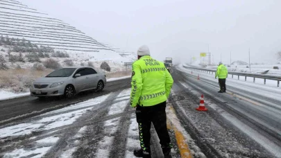 Erzincan’da trafik polisleri 7/24 vatandaşların yardımına koşuyor