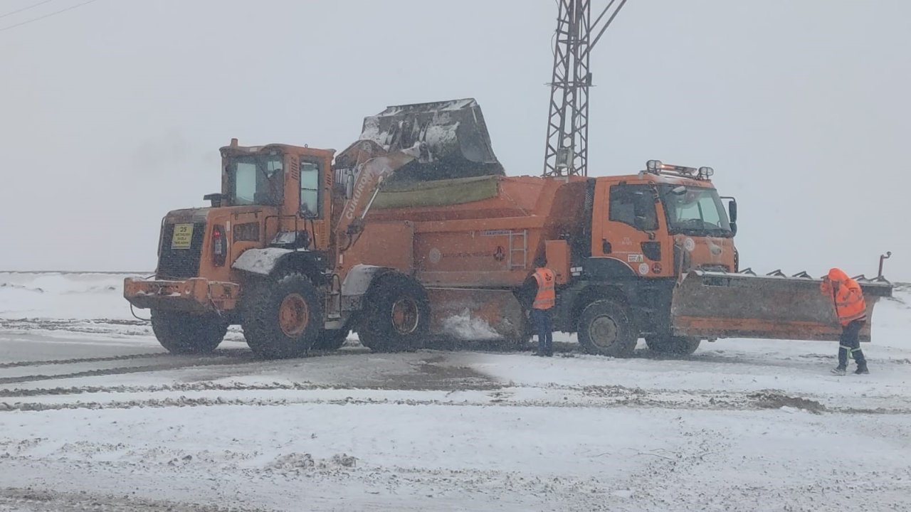 Erzurum’da 2409 rakımda karla mücadele