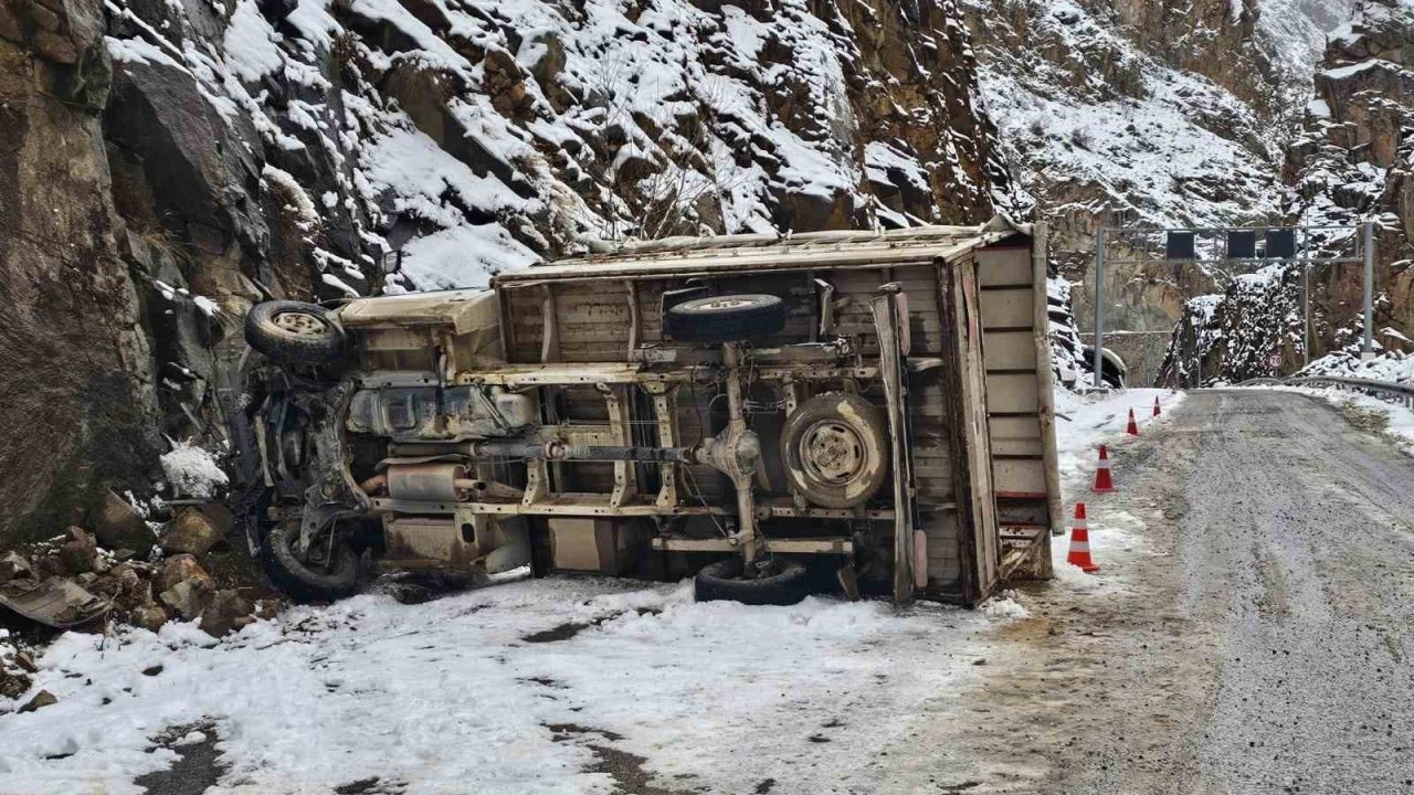 Erzurum’da kamyonet kayalıklara çarptı: 1 yaralı