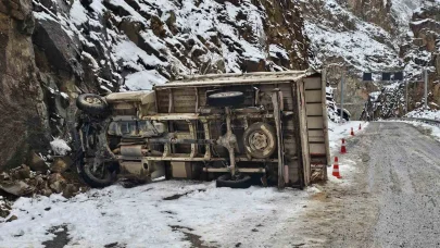 Erzurum’da kamyonet kayalıklara çarptı: 1 yaralı