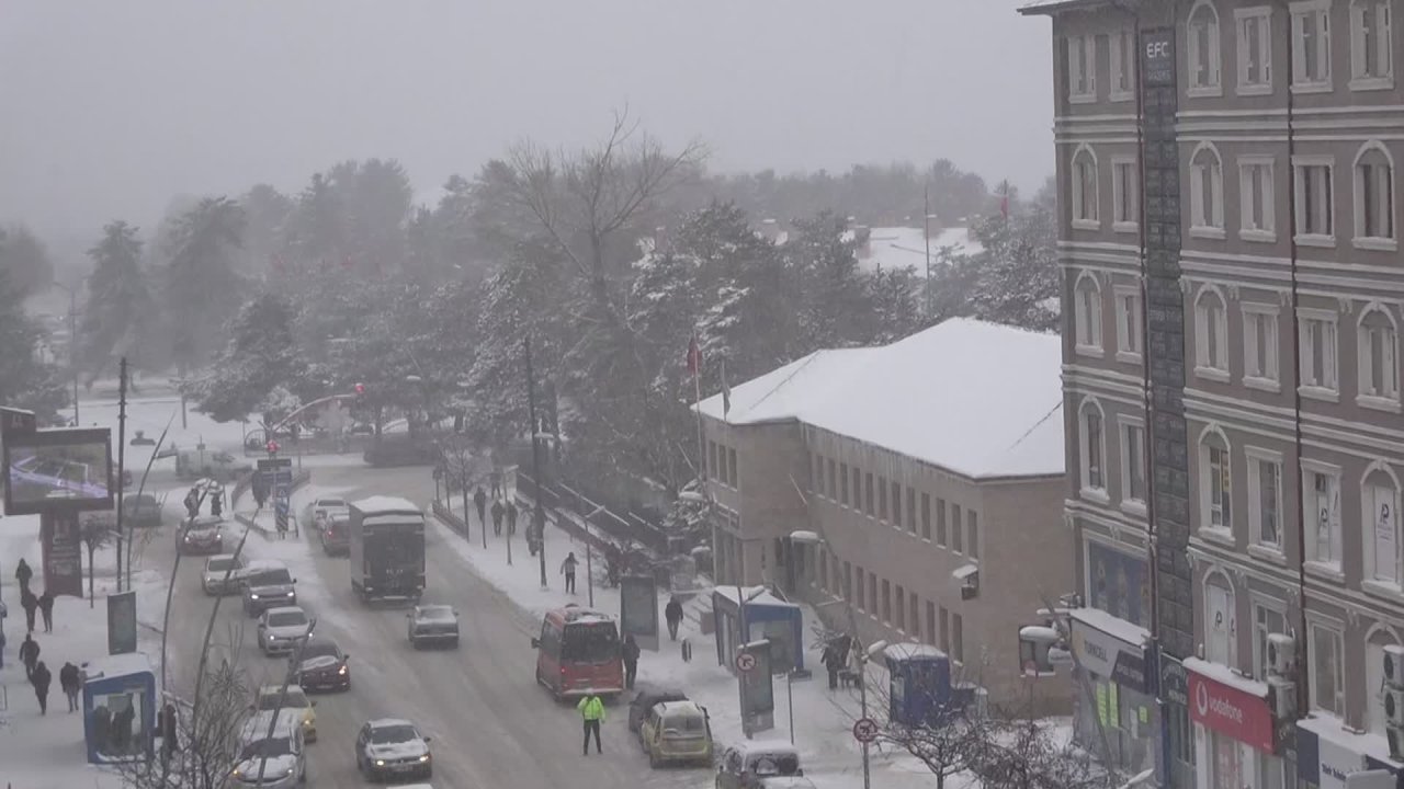 Erzurum'da kar kalınlığı merkezde 35 santimetreye ulaştı, bin 403 köy yolu ulaşıma kapandı